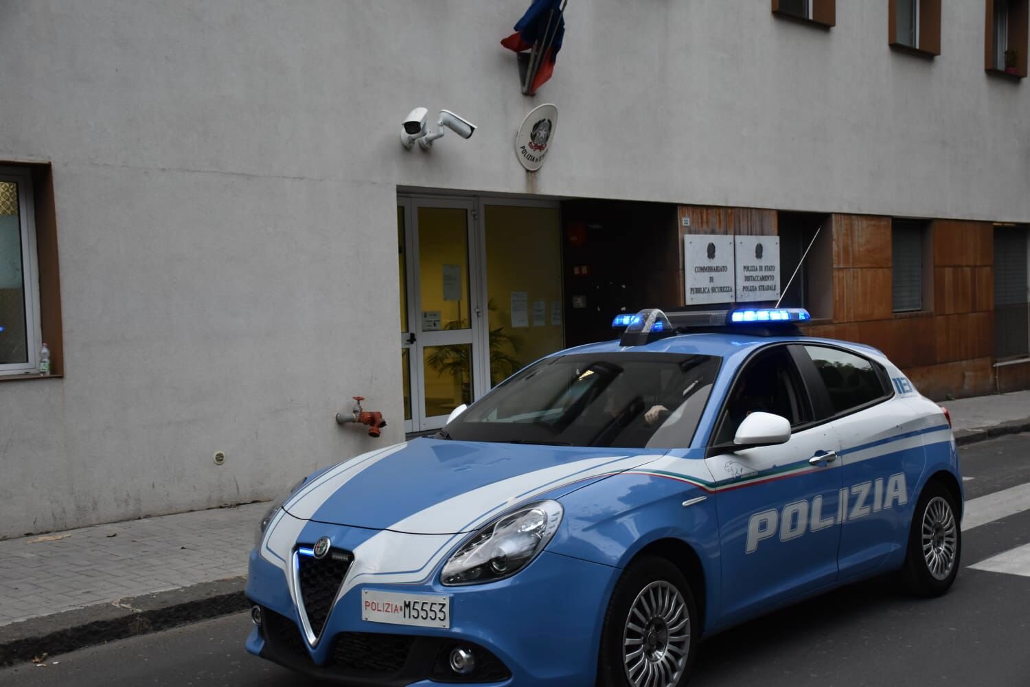 Ha infarto in casa, salvata dai poliziotti a Caltagirone