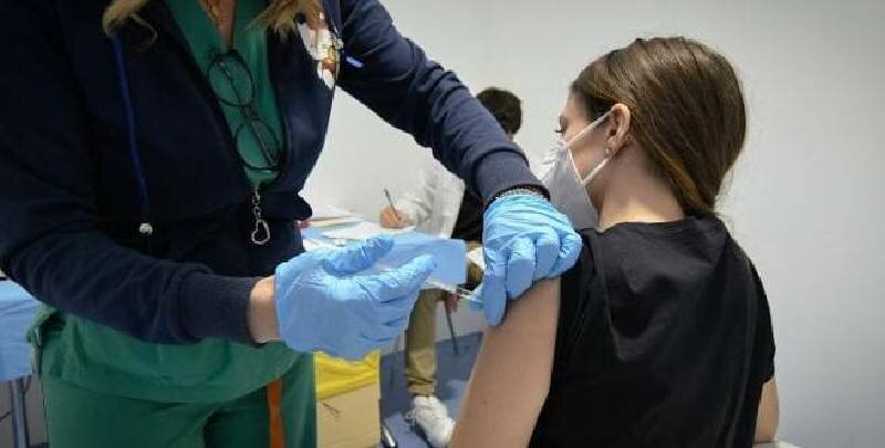 Quarantena di 7 giorni per i vaccinati a contatto con i positivi Quarantena di 7 giorni per i vaccinati a contatto con i positivi