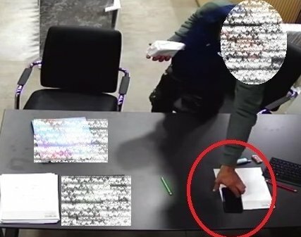 Entra nel negozio di viale Ionio e arraffa il cellulare