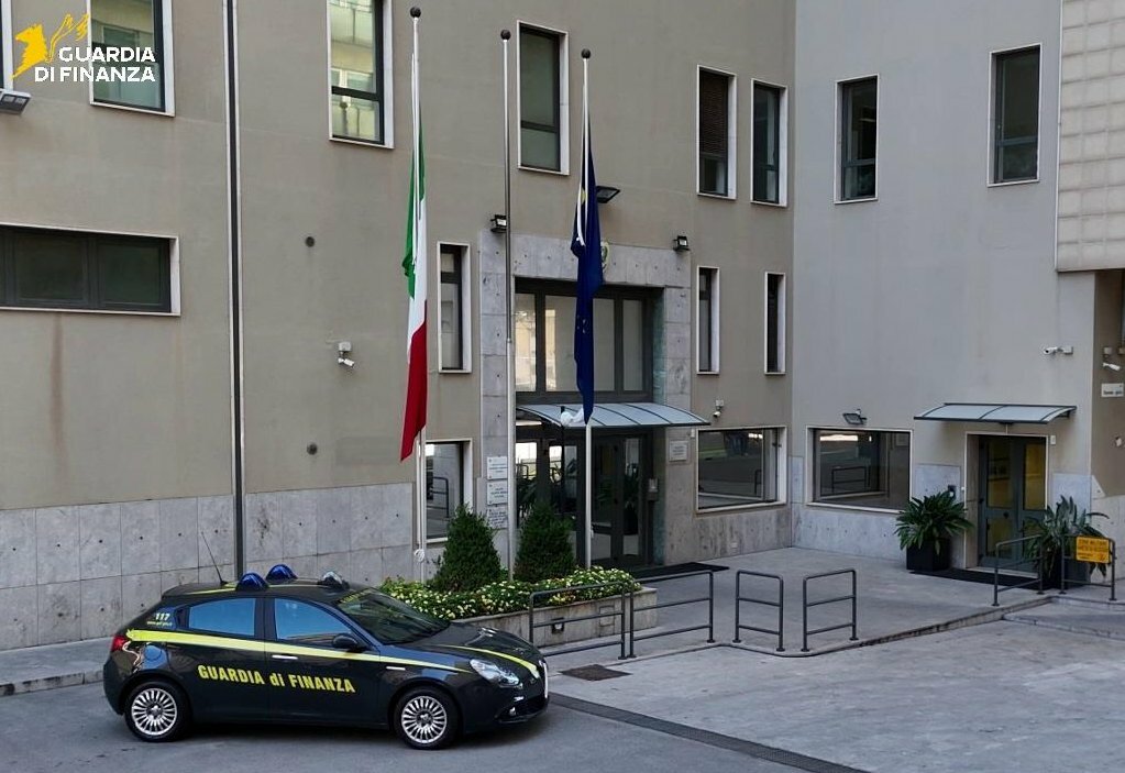 Falsi incidenti e truffa alle assicurazioni: indagato medico del pronto soccorso Falsi incidenti e truffa alle assicurazioni: indagato medico del pronto soccorso