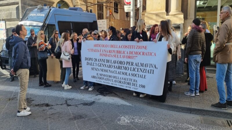 Sit-in lavoratori Almaviva a Catania