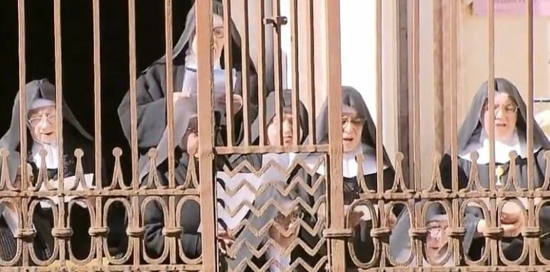 Tutti zitti: cantano le benedettine