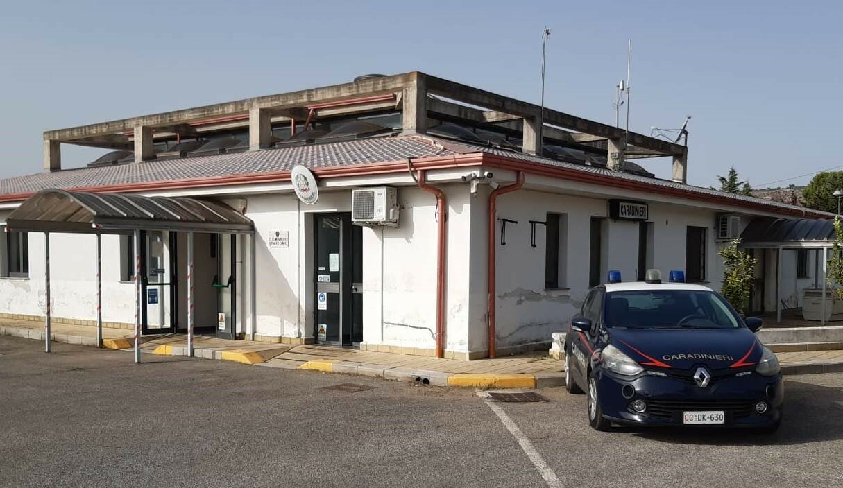 Gioca all'autoscontro con i carabinieri