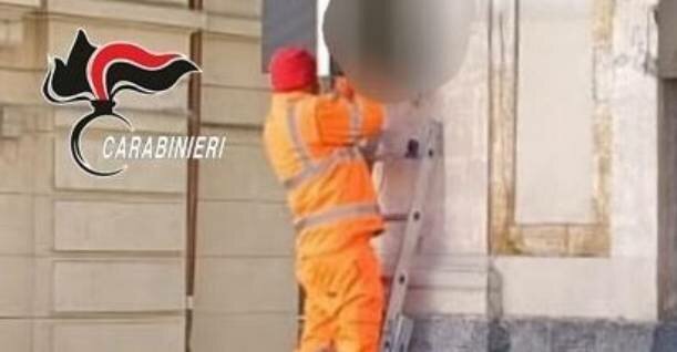 Insegne abusive sul palazzo storico di piazza Stesicoro