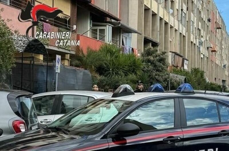 Vedetta col walkie talkie non lo avvisa in tempo