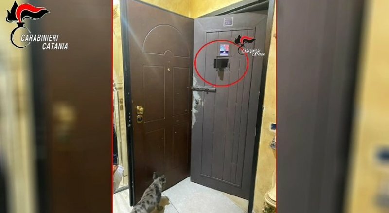 Spaccio protetto da porte blindate e rottweiler