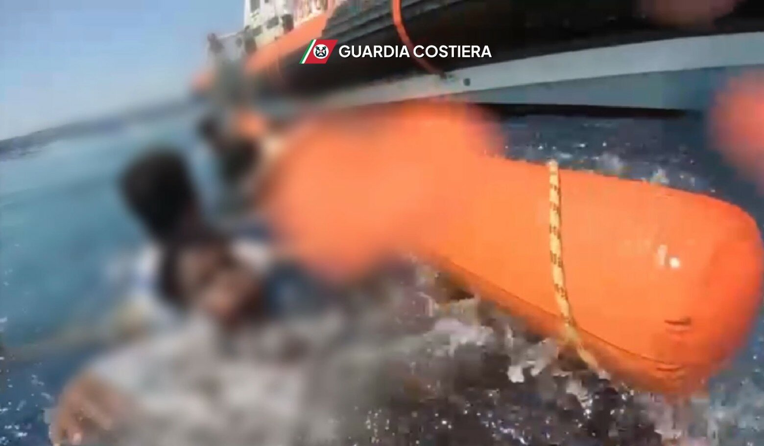 Naufragio a Lampedusa: le immagini del salvataggio