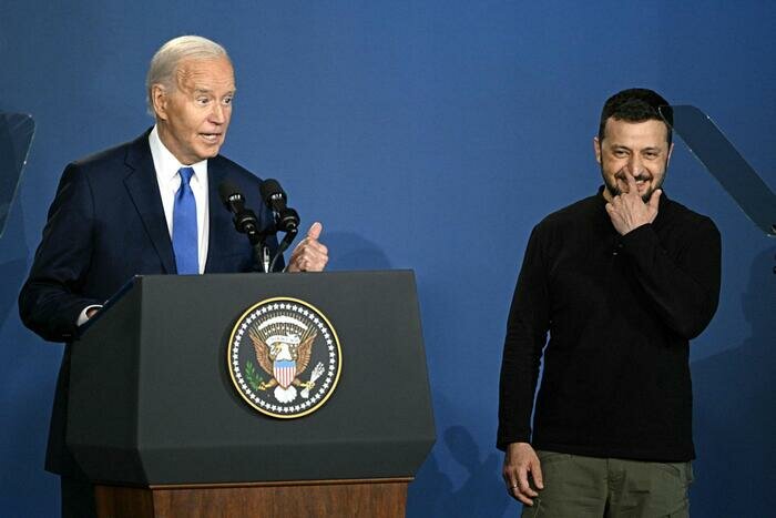 Biden ne combina un'altra: scambia Zelensky per Putin