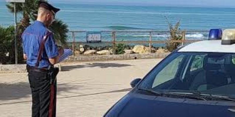 Palpeggia 15enne mentre fa il bagno