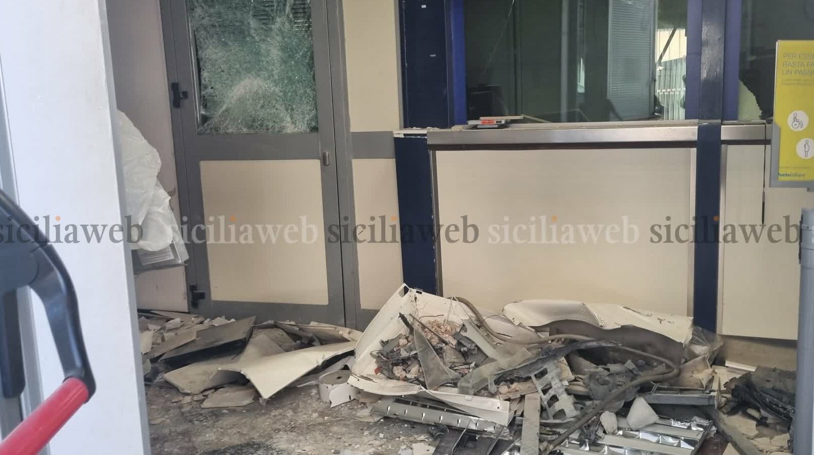 Aci Castello: la 'marmotta' colpisce ancora, assalto al bancomat delle Poste Aci Castello: la 'marmotta' colpisce ancora, assalto al bancomat delle Poste