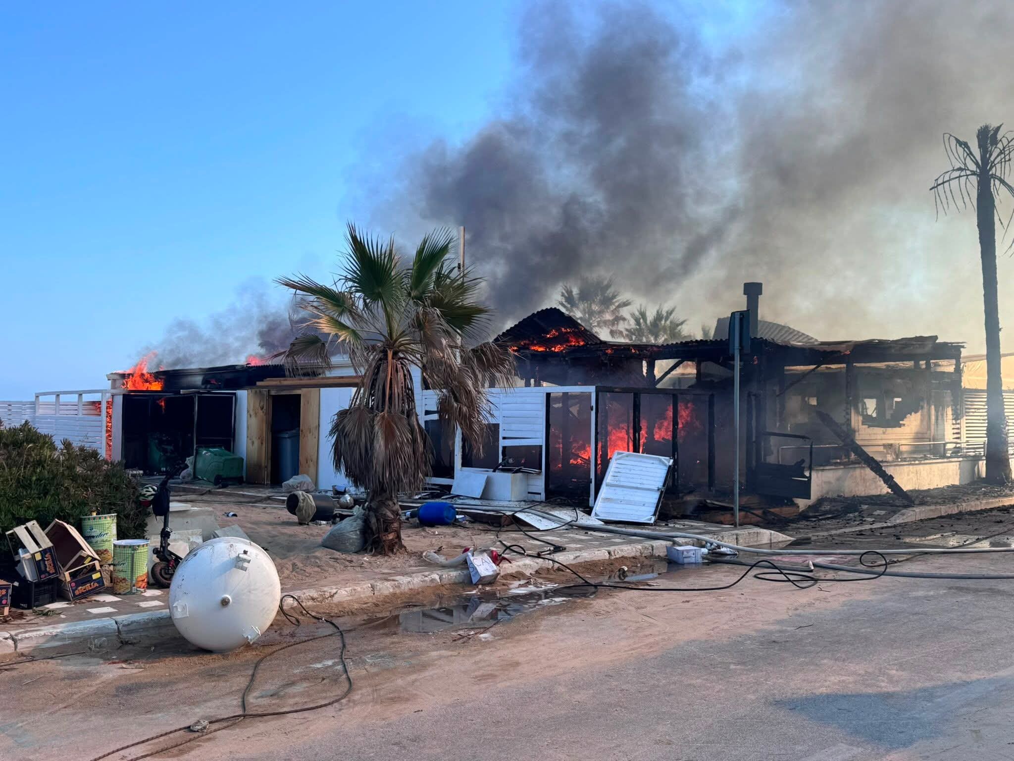 Fiamme in spiaggia: fuga dal lido, due pompieri feriti