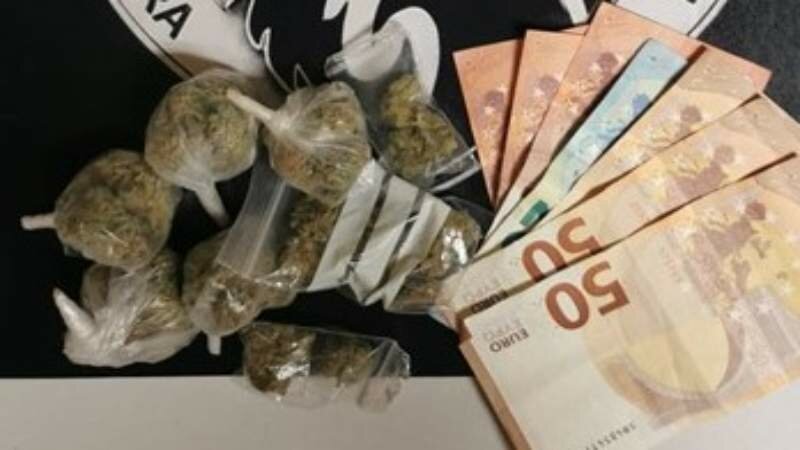 Catania, passeggia in bici con la marijuana