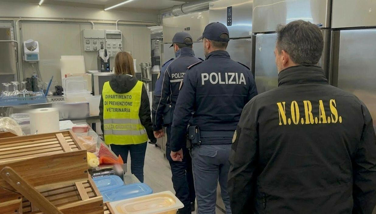 Nel locale del lungomare cibo scaduto e congelato venduto per fresco