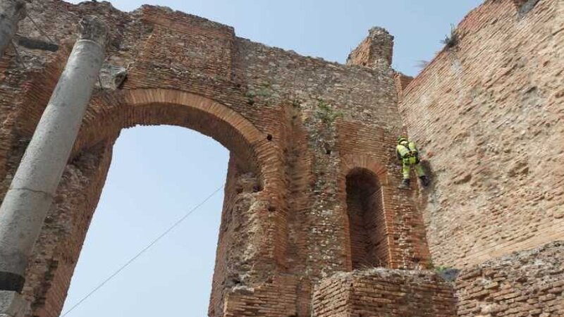 Pulizie di primavera al Teatro Antico di Taormina