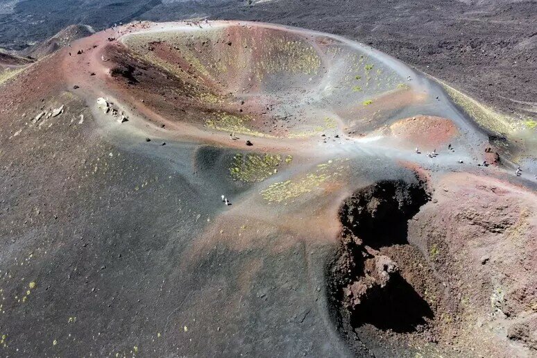 In escursione sull'Etna, si accascia e muore