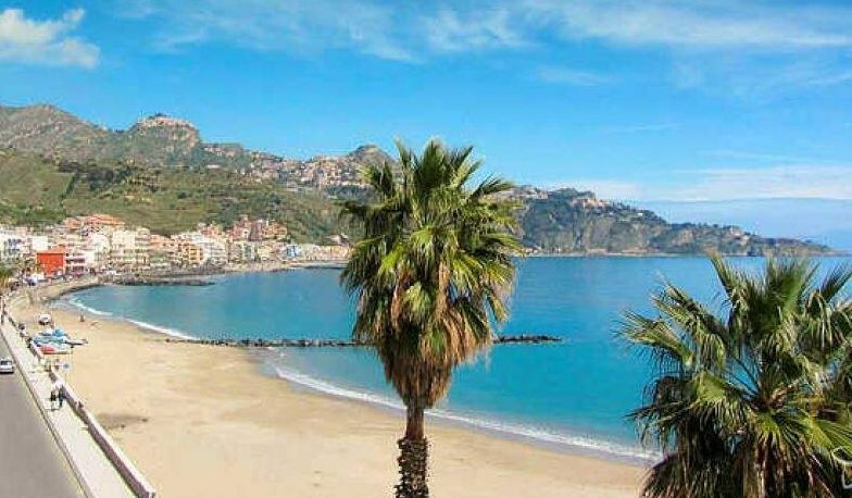Rifiuti sul lungomare di Giardini, multato lo yacht
