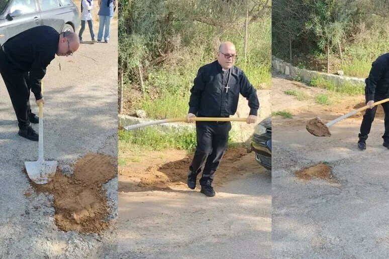 Strada dissestata, il prete la sistema