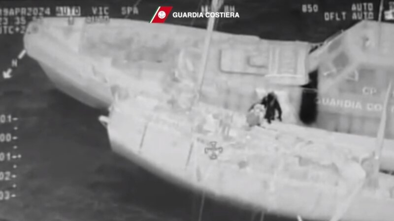 Mare forza 5 e vento a 40 nodi: salvo velista solitario