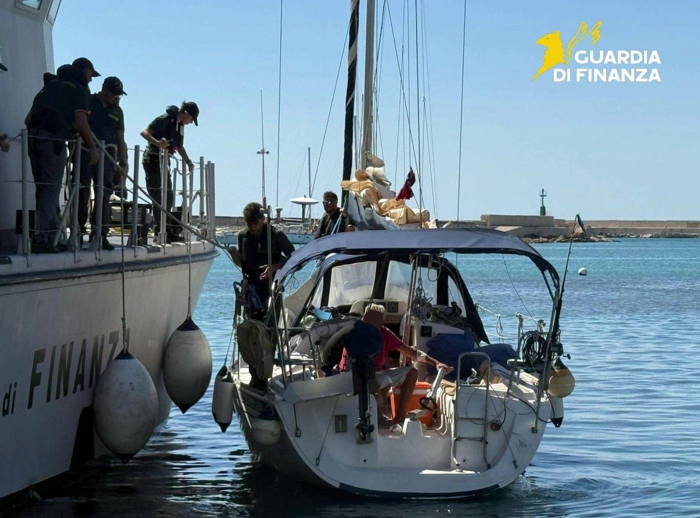 Nella barca a vela 8 migranti nascosti sottocoperta Nella barca a vela 8 migranti nascosti sottocoperta