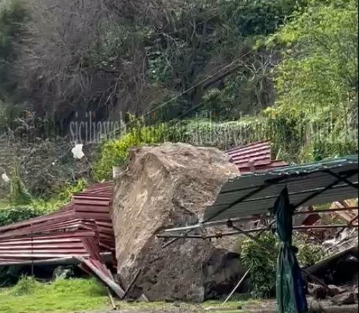 Masso si stacca dalla Timpa a ridosso delle case