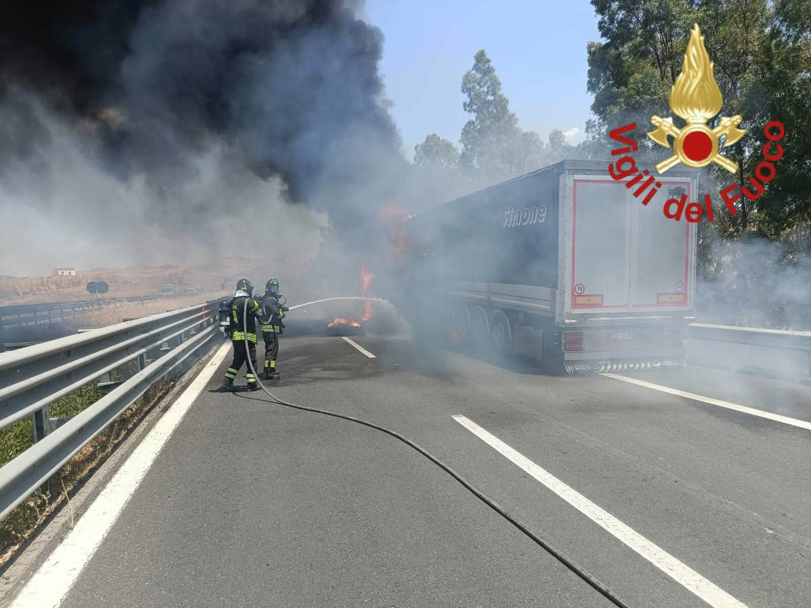 Autotreno in fiamme, A19 in tilt Autotreno in fiamme, A19 in tilt