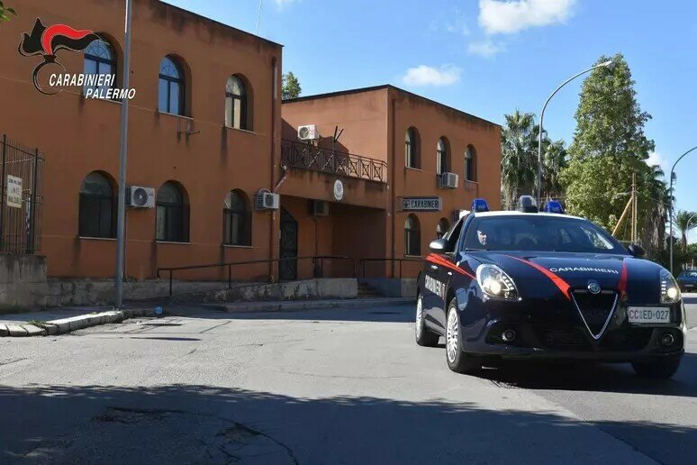 Spari contro ambulante di street food: ferito al piede