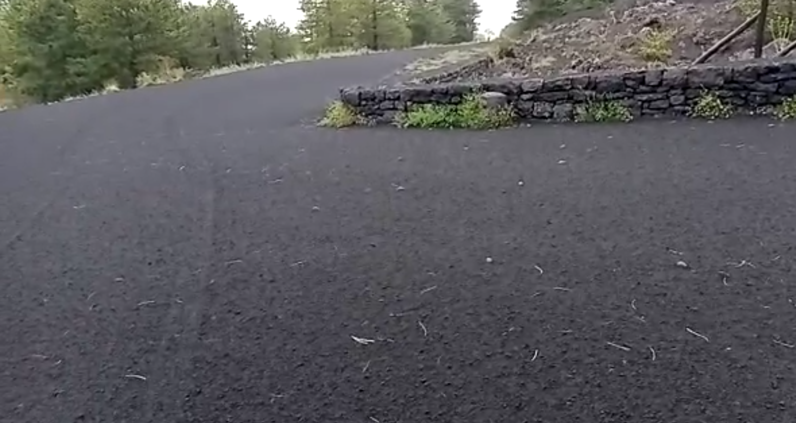 Etna, eruzione e pioggia di cenere
