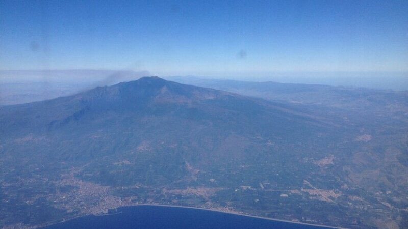 L'Etna si placa