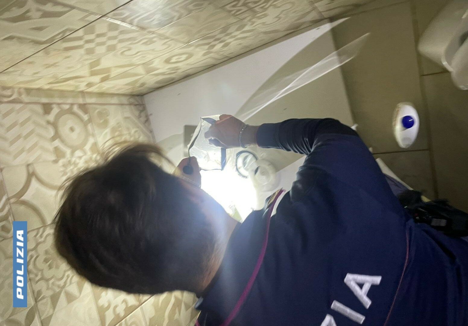 Droga inceppata nel water, arrestati pusher maldestri