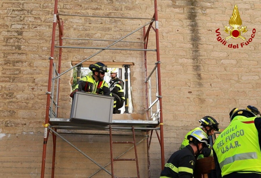 Niscemi, recuperati 350 libri sospesi nel vuoto