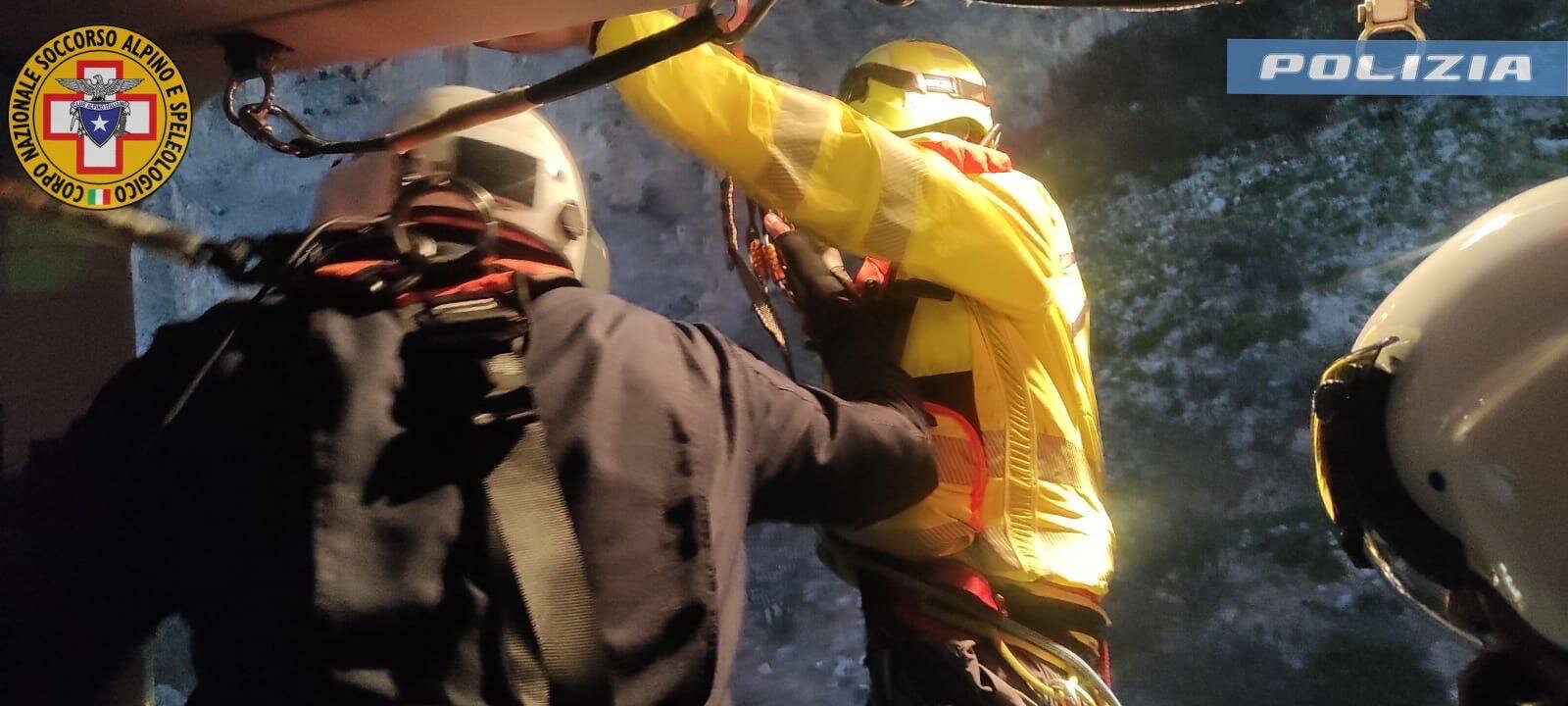 Bloccato su una parete a picco sul mare