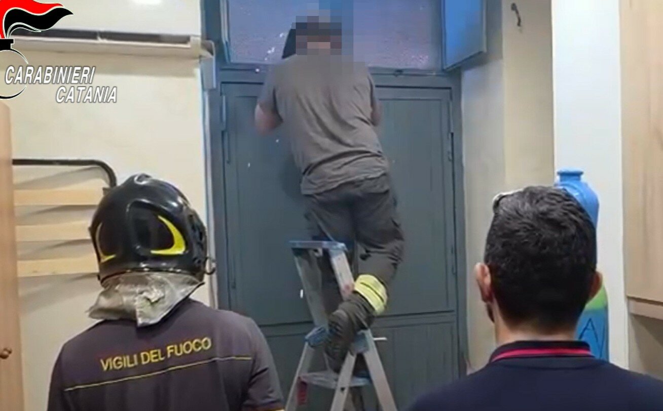 A Catania gli spacciatori blindati e barricati A Catania gli spacciatori blindati e barricati