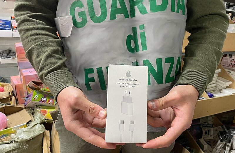 Catania, vendeva cuffie e smartwatch taroccati