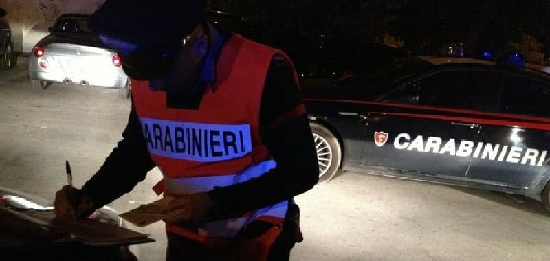 Schianto con l'auto rubata, poi scappa insanguinato