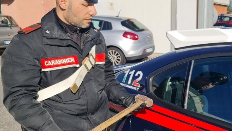 Catania: martellate all'auto della compagna