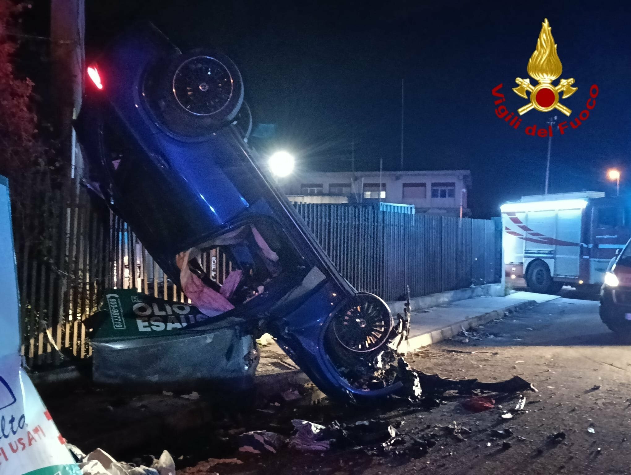 Auto si ribalta e si schianta: feriti 5 ragazzi