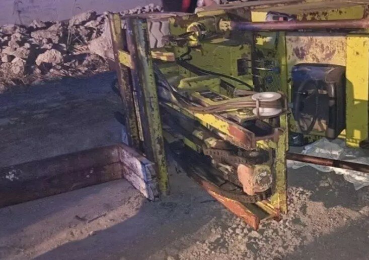 Il muletto si ribalta e lo schiaccia: &egrave; grave