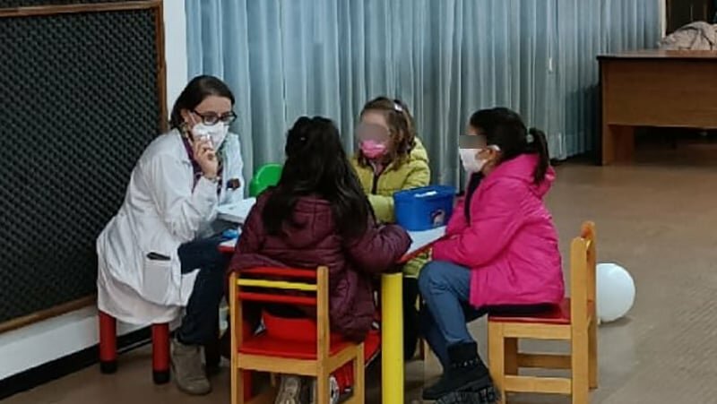 Vaccini ai bimbi, aria di festa