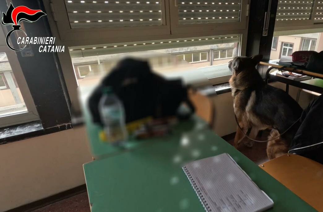 Randazzo, a scuola spinelli e cannucce per sniffare