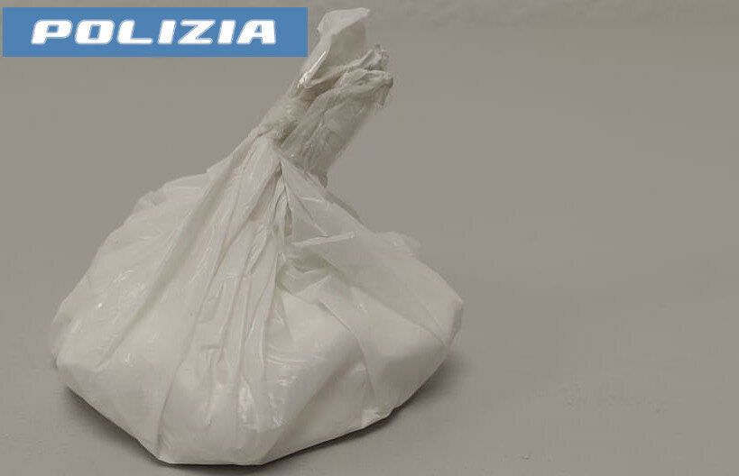 Sfreccia con la droga in via Plebiscito, il bus lo ferma