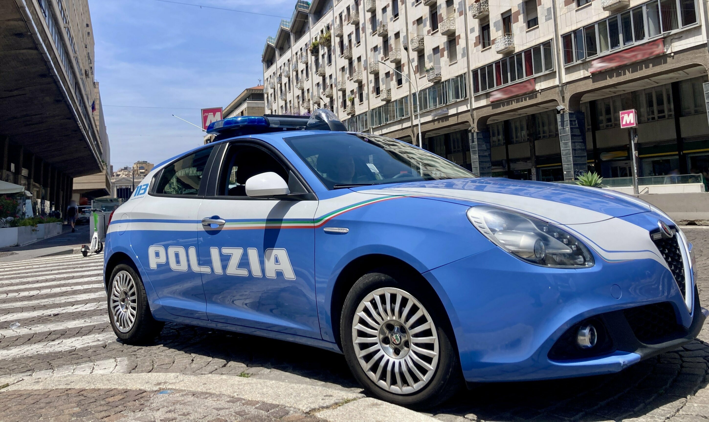 Fuggono col motorino rubato e si schiantano