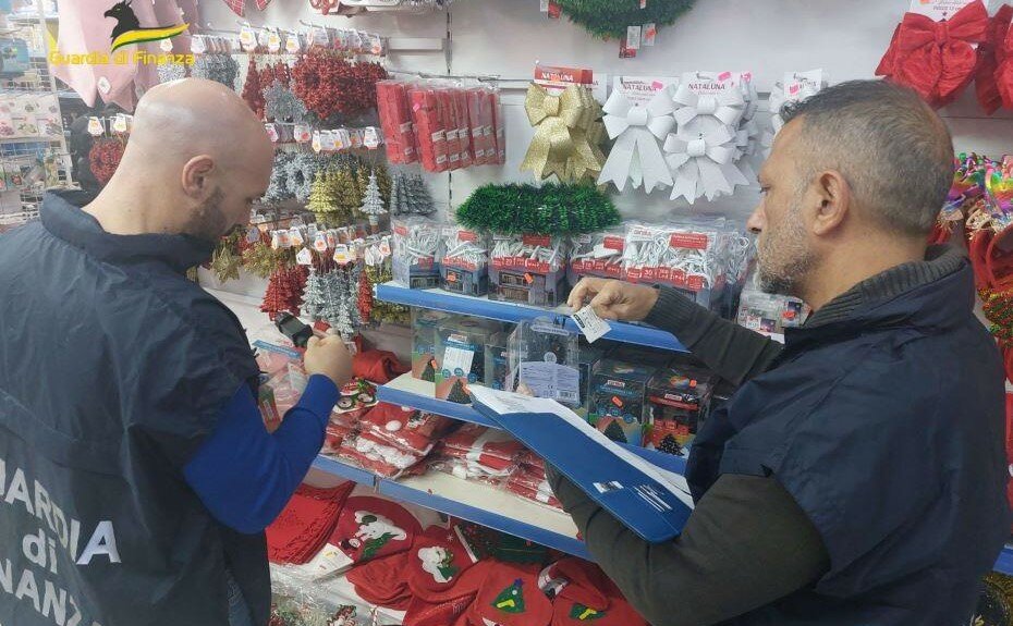 Feste amare per il negoziante: sequestrati 370 mila prodotti