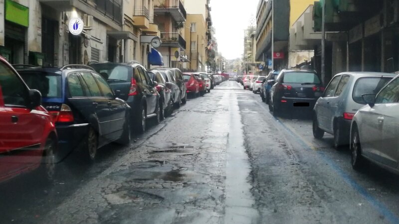 Buche e traffico, caos in via Duca degli Abruzzi