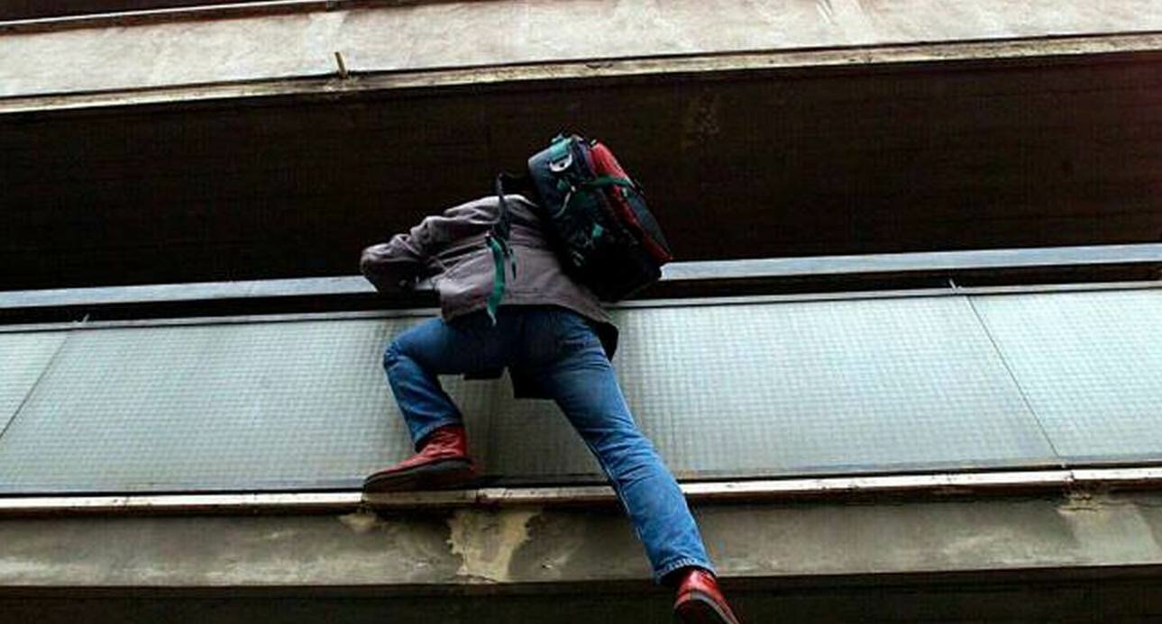 Se ne frega del divieto, si arrampica e la aggredisce