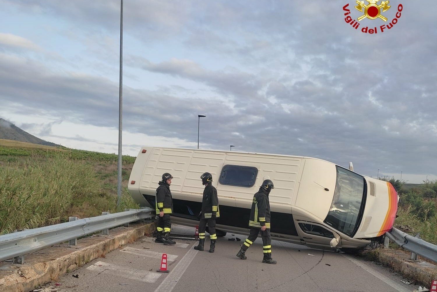 Perde il controllo del pullman e invade la corsia