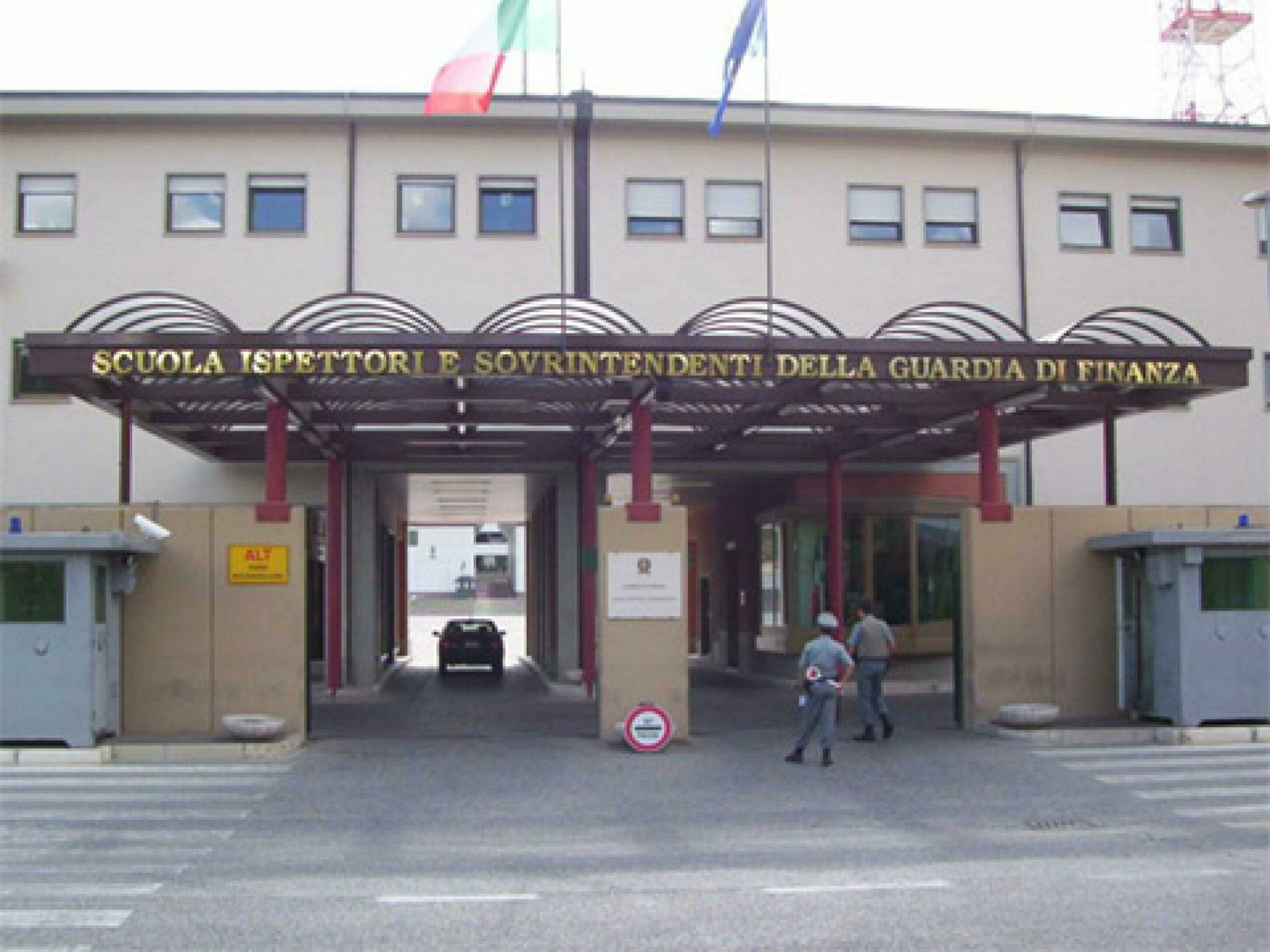 Muore a 22 anni precipitando da una finestra della scuola ispettori
