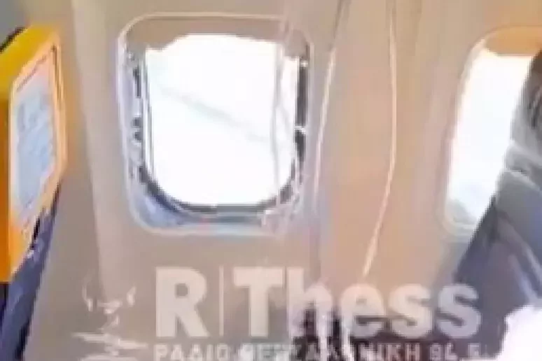 Si rompe finestrino in volo, rischia di essere risucchiato