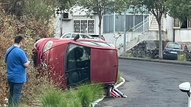 Auto si ribalta, paura in via Caboto