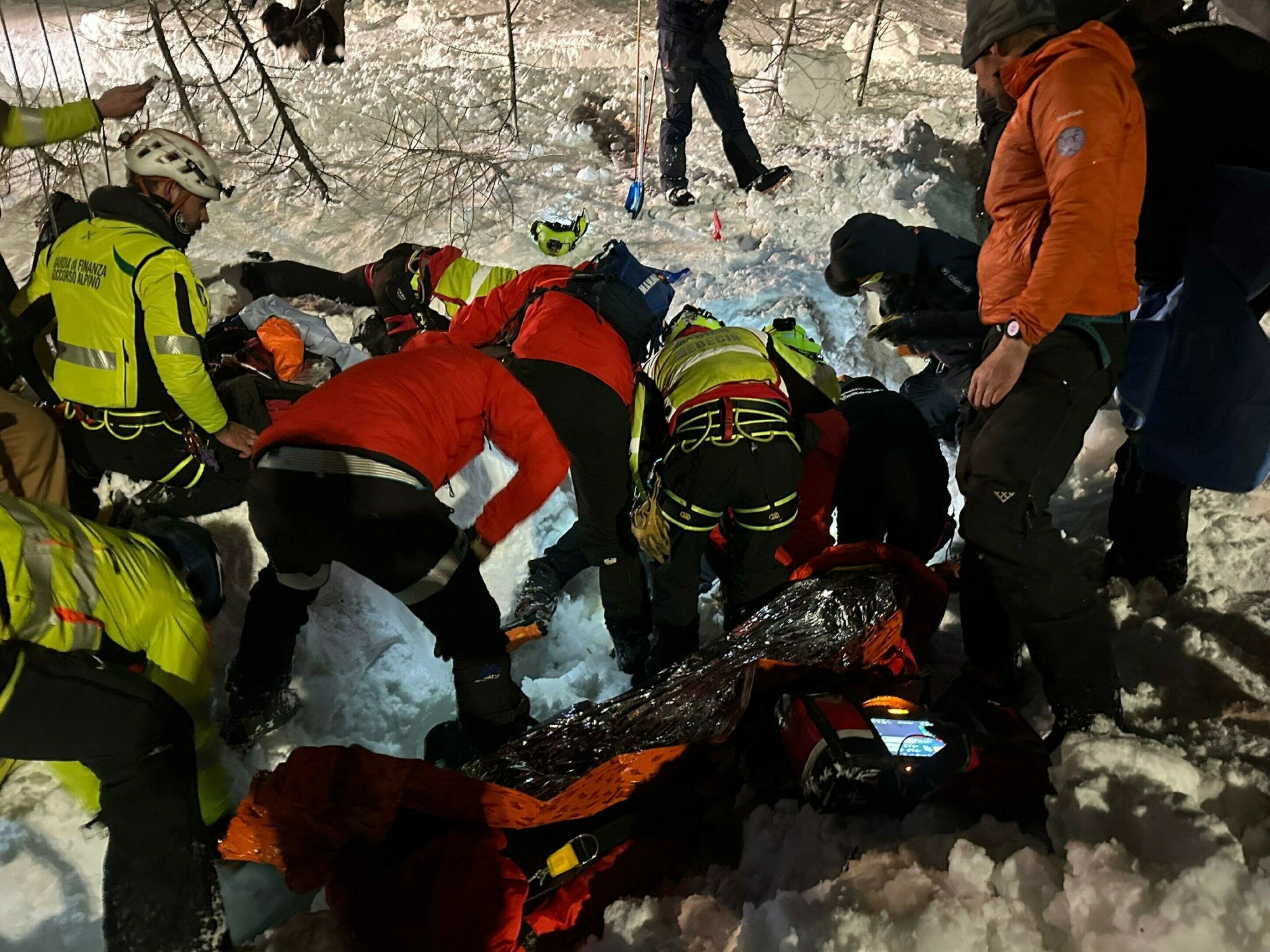 Sepolto sotto la neve per oltre tre ore: &egrave; vivo