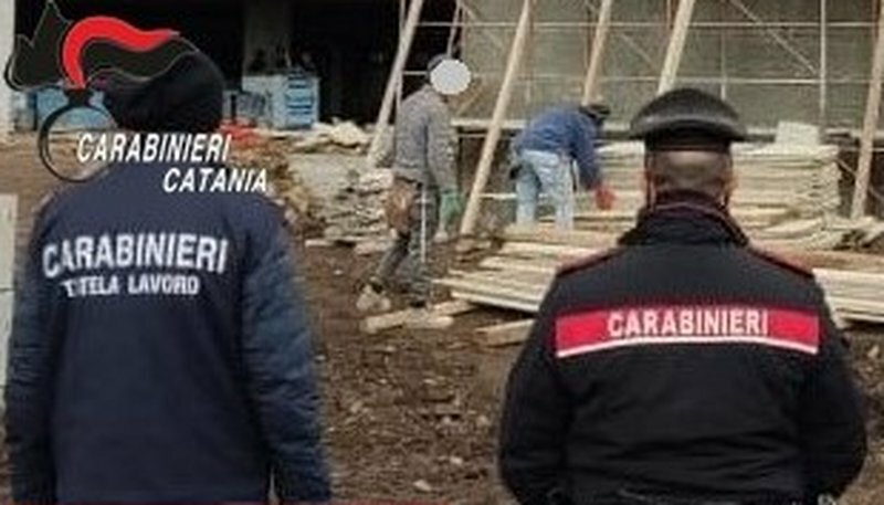Ponteggio pericoloso nel cantiere di via Crispi